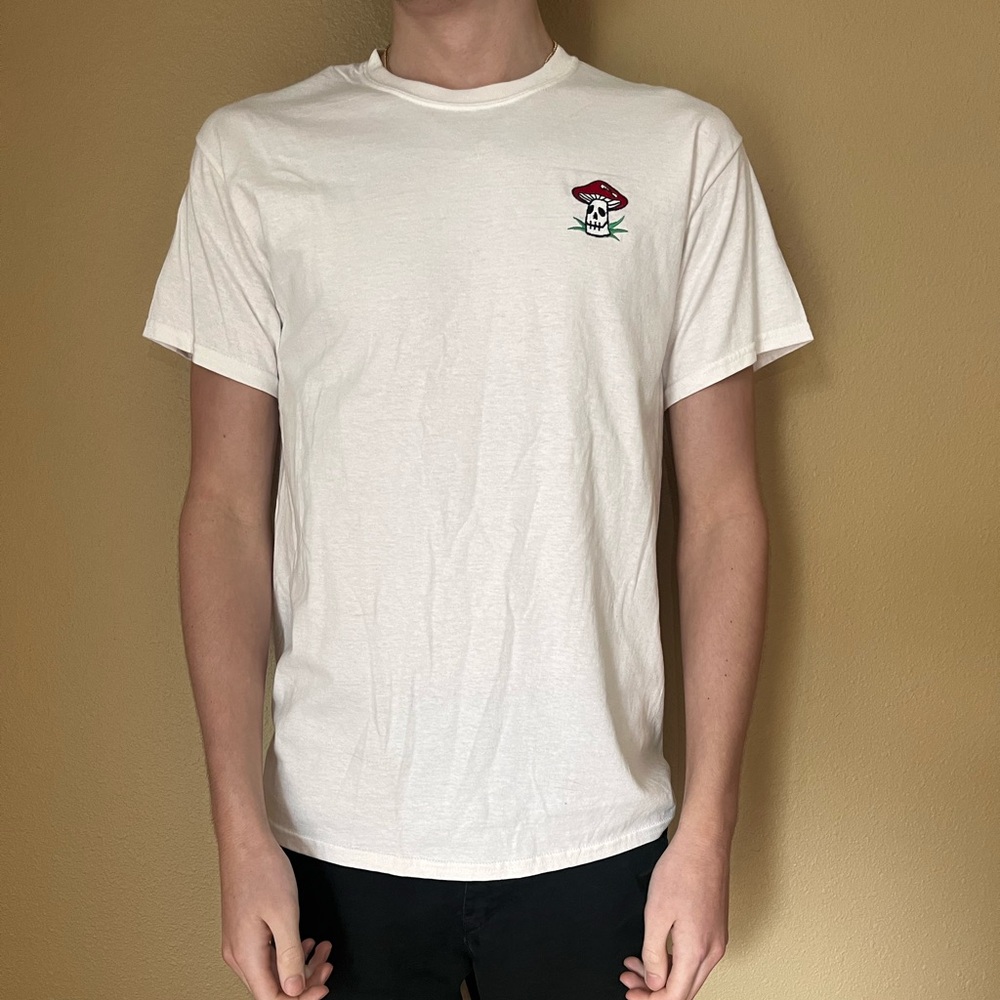 WHITE MUSHROOM TEE